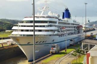 PHOENIX Amadea im Panama Kanal