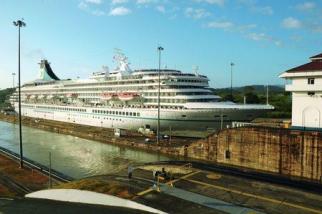 Artania im Panamakanal